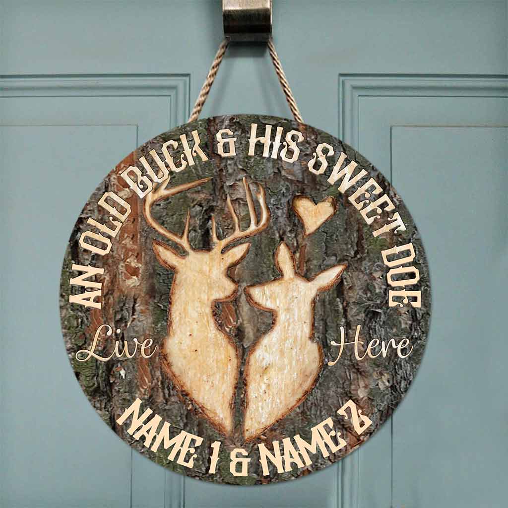 An Old Buck And His Sweet Doe - Hunting Personalized Round Wood Sign