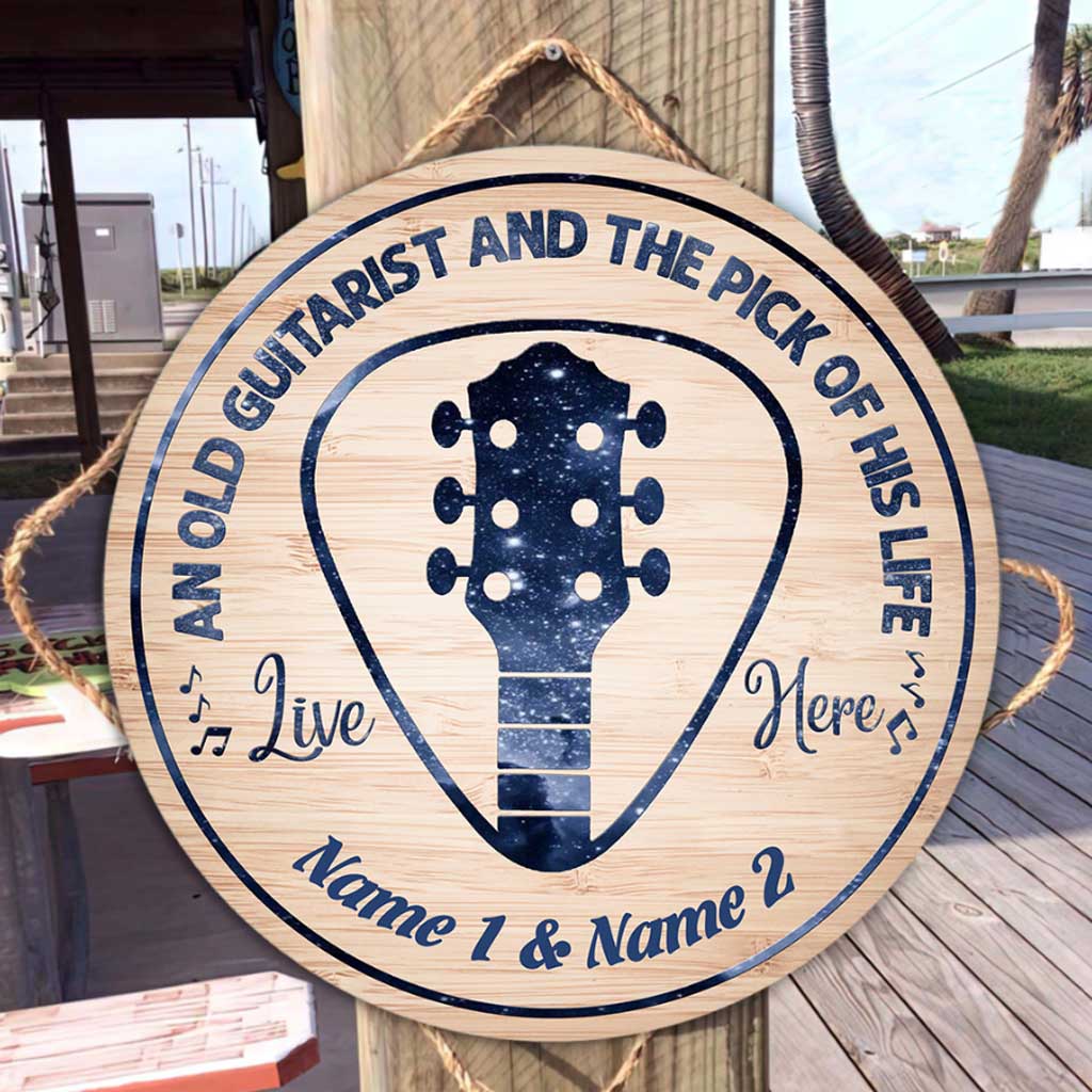 An Old Guitarist - Guitar Personalized Round Wood Sign