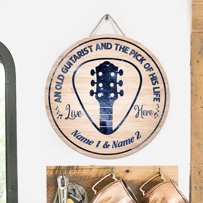 An Old Guitarist - Guitar Personalized Round Wood Sign