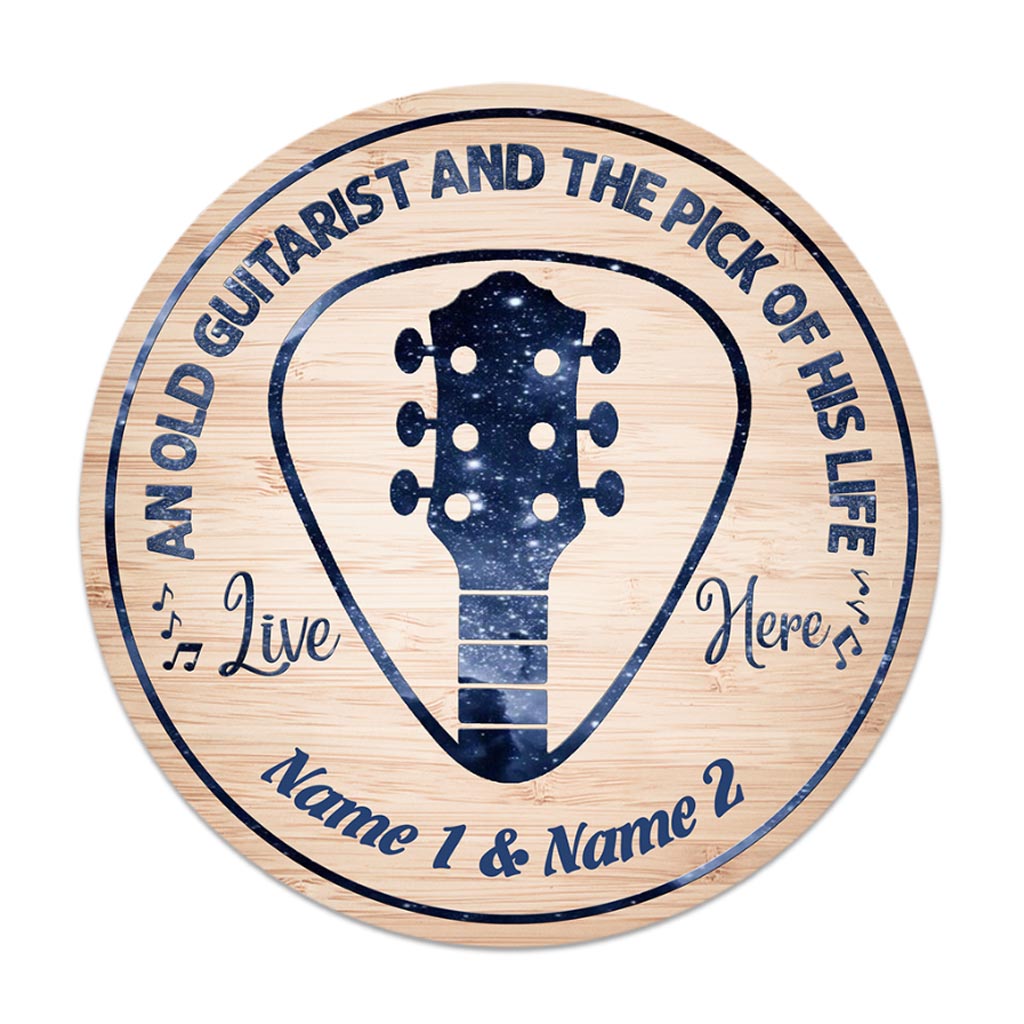 An Old Guitarist - Guitar Personalized Round Wood Sign